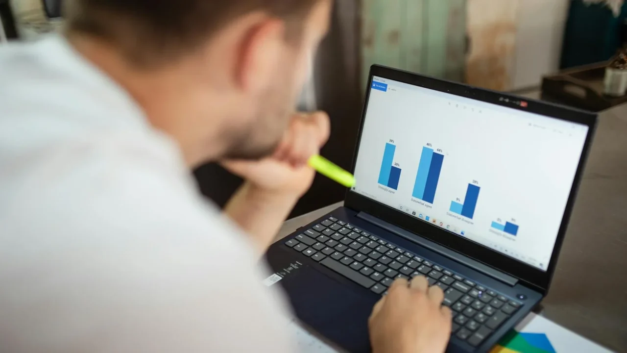 Business Website Laptop Growth Chart