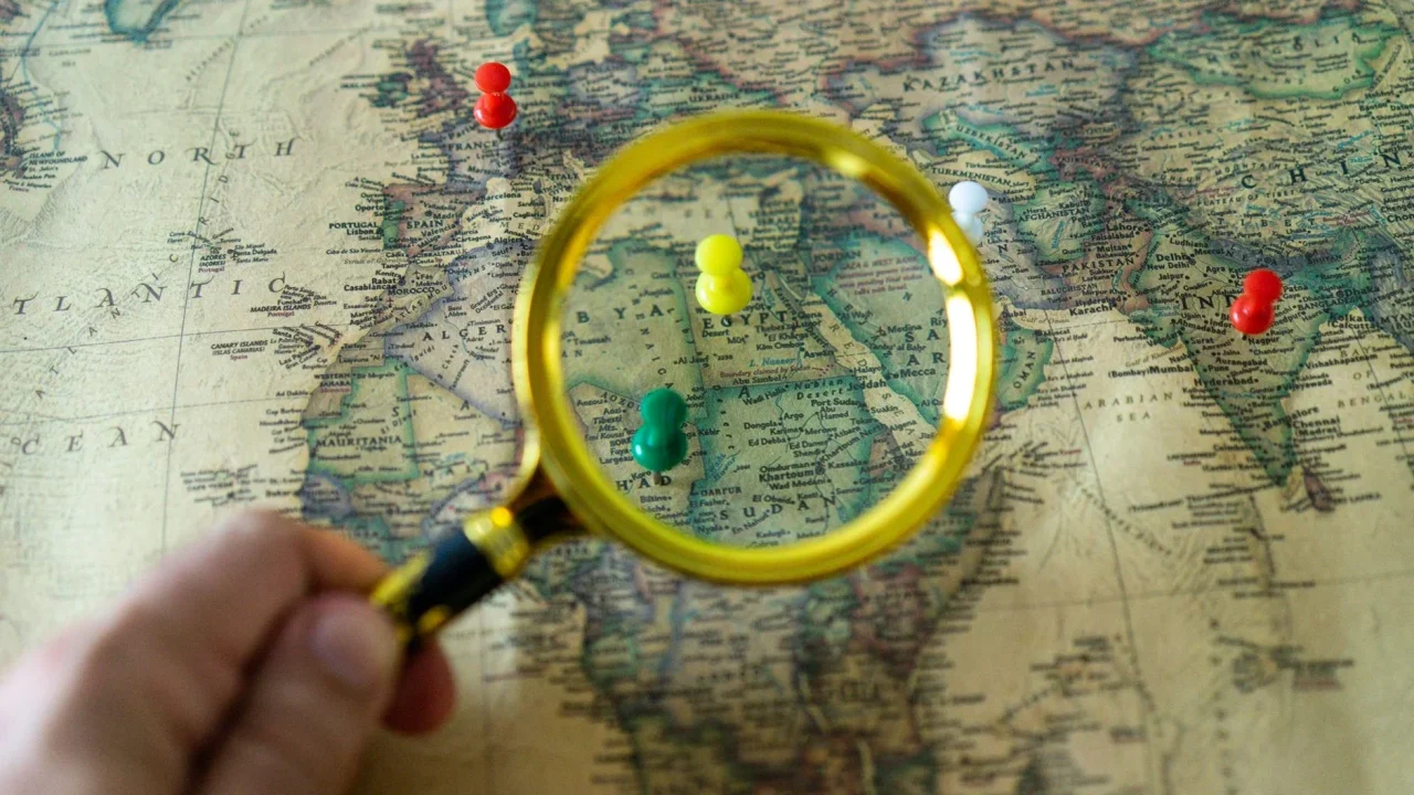 Magnifying Glass Globe